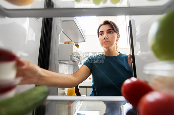 健康的饮食,食物饮食女人冰箱里酸奶家厨房家里冰箱里食物的女人图片