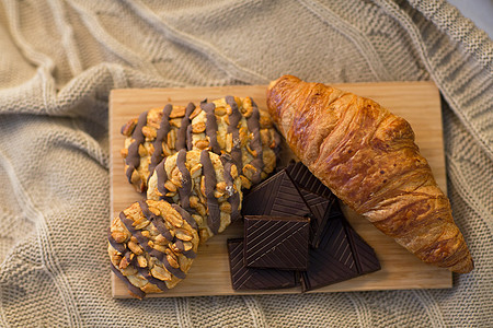 食物,饮食早餐牛角包,巧克力片饼干木板上木板上的牛角包巧克力饼干图片