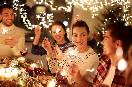 寒假人们的快乐的朋友与火花庆祝诞节家盛宴快乐的朋友家里庆祝诞节图片