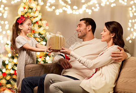 节日,家庭庆祝快乐的母亲,父亲小女儿家里诞礼物家庭幸福,诞礼物家图片