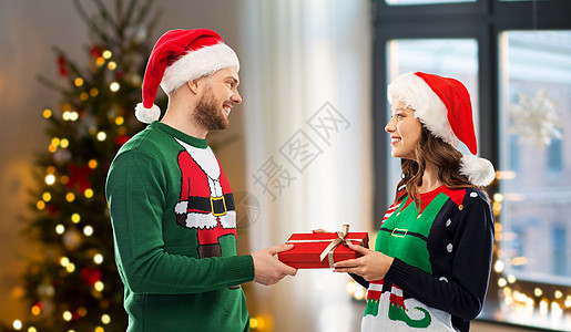 穿诞毛衣的情侣互换礼物背景图片