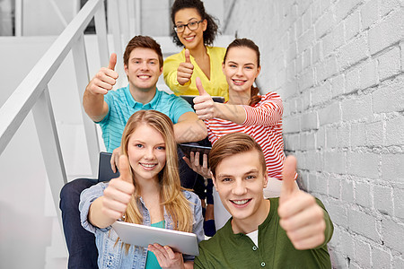教育技术学理念群快乐的国际高中生同学,平板电脑电脑坐楼梯上平板电脑的高中生图片