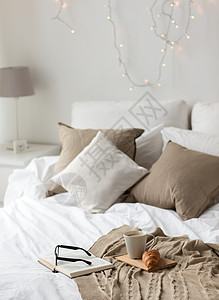 舒适,潮湿内部咖啡,牛角包,毯子书籍床上舒适的家家里的咖啡,毯子床上的书图片