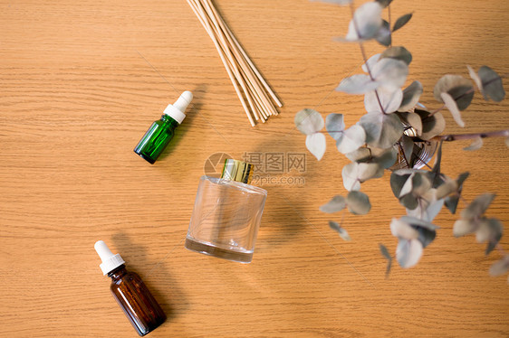 家庭香水芳香疗法的香气芦苇扩散器,精油树枝桉树木桌上香气芦苇扩散器,精油桉树图片