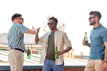 休闲,男友谊人的快乐的男人朋友与啤酒会议屋顶聚会夏天快乐的男朋友屋顶聚会上喝啤酒图片