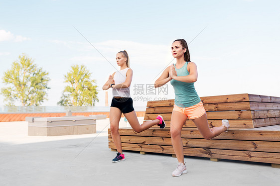 健身,运动健康的生活方式轻的妇女女朋友户外分开蹲妇女训练分开蹲图片