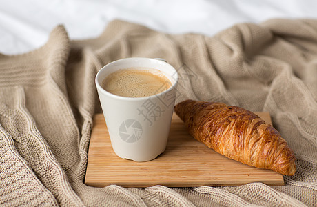 牛角包咖啡早晨咖啡高清图片