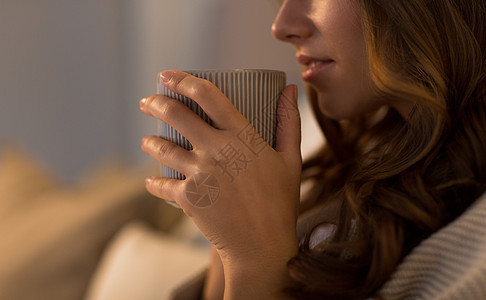女人喝咖啡的特写图片