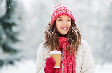 人们,热饮诞节的快乐的十几岁的女孩轻的女人冬天的公园户外喝外卖咖啡快乐的十几岁女孩冬天的公园喝咖啡图片
