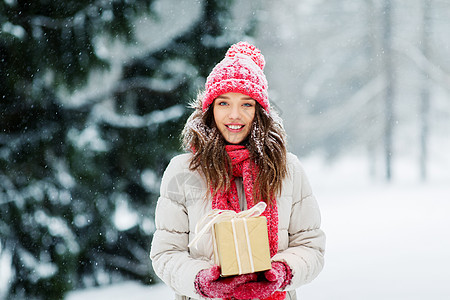 诞节,假日人们的快乐的十几岁的女孩轻的女人与礼品盒户外冬季公园快乐的轻女人冬天送诞礼物图片