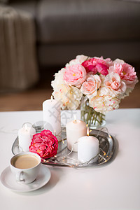芳香疗法的燃烧蜡烛,电动花环灯,杯咖啡花桌子上咖啡,蜡烛,花环桌子上的花图片