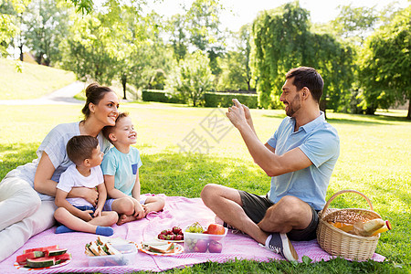 父亲野餐时给家人拍照图片