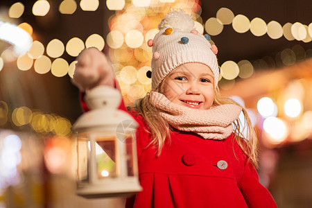 冬季诞节晚上快乐的小女孩提着灯笼图片