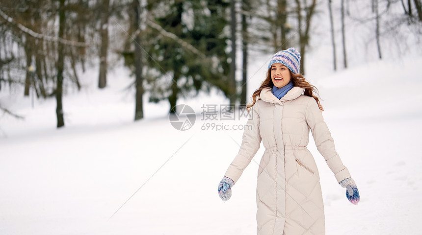 冬天森林里户外快乐微笑的女人图片