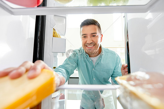 奶酪男人厨房的冰箱里食物图片