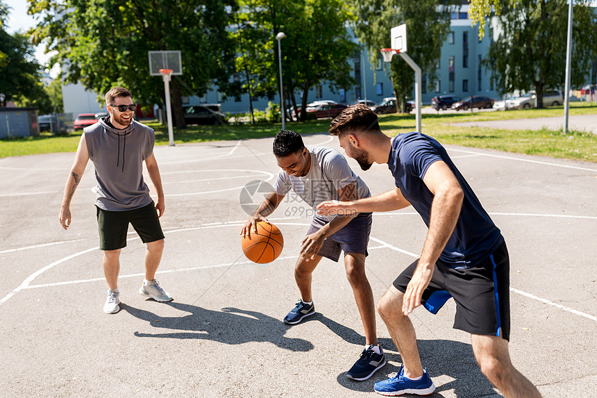 街上打篮球的男朋友图片