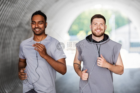 户外男朋友带着耳机户外跑步图片