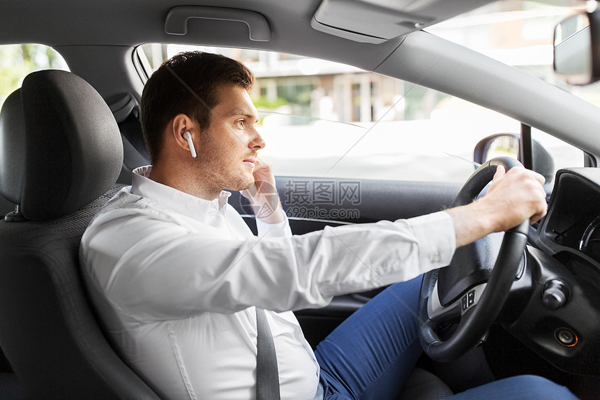 ‘~带无线耳机开车的司机  ~’ 的图片