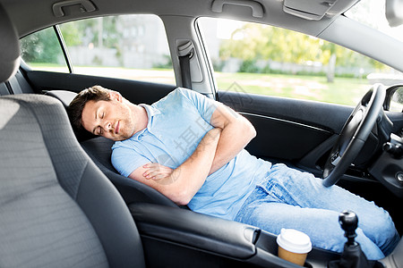 驾驶疲倦的司机睡车里图片