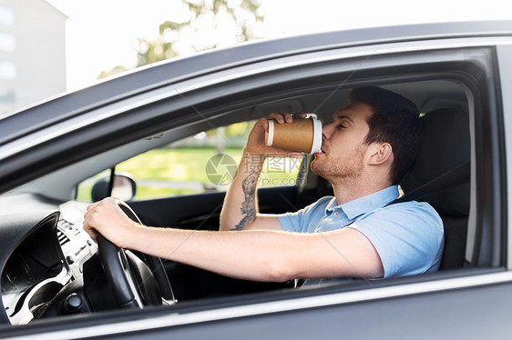 疲惫的困乏男子汽车司机开车喝咖啡图片