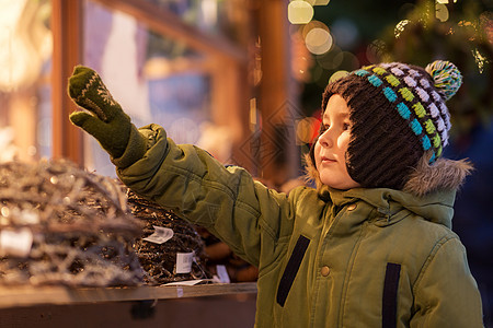 冬天诞节市场上快乐的小男孩图片