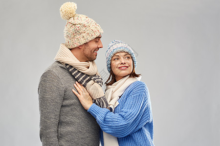 灰色背景穿着冬天衣服的快乐夫妇图片