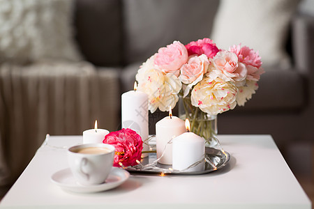 上桌子上的花,咖啡,蜡烛图片