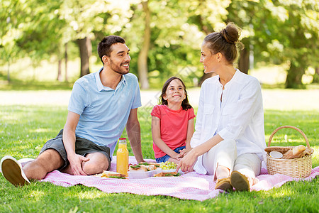 夏天快乐的家庭公园野餐图片