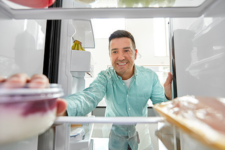 厨房的冰箱里食物图片