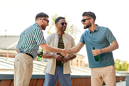 夏天快乐的男朋友屋顶聚会上喝啤酒图片