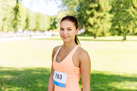 夏季公园章号码的马拉松女子图片