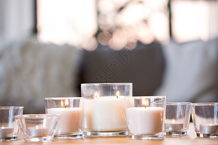 装饰,舒适的家里的桌子上燃烧白色香味蜡烛家里的桌子上燃烧白色的香味蜡烛图片