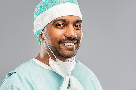 灰色背景戴口罩外科的医生图片