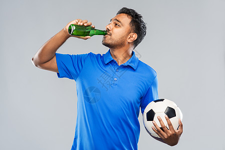 运动,休闲游戏人的快乐的印度男子足球迷与足球啤酒瓶灰色背景印度男足球迷,带足球啤酒图片