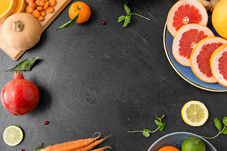 石板桌上的蔬菜水果图片
