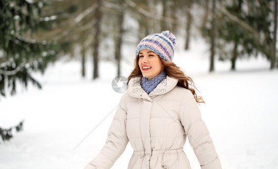 人,季节休闲的快乐的微笑女人户外的冬季森林冬天森林里户外快乐微笑的女人图片