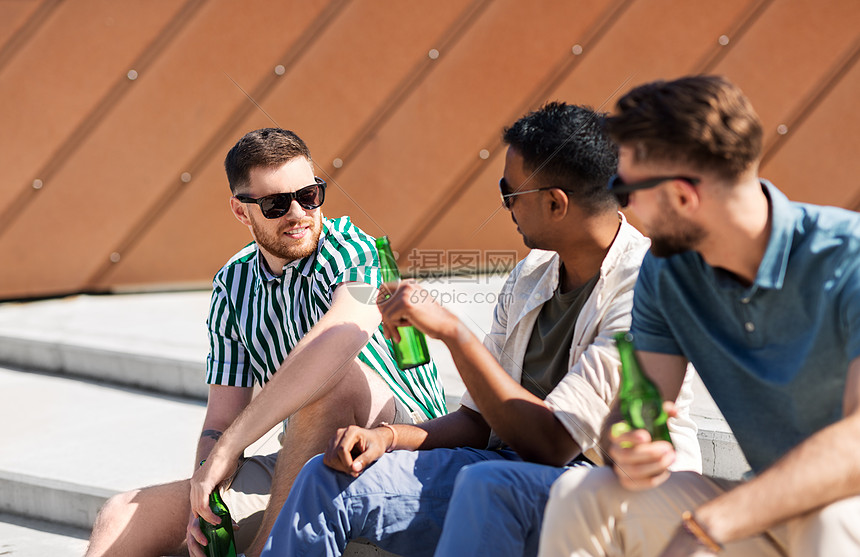 休闲,男友谊人的快乐的男人朋友夏天喝啤酒街上聊天快乐的男朋友街上喝啤酒图片
