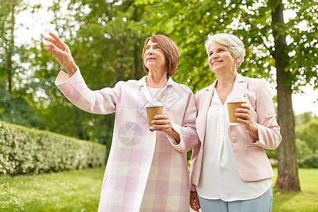 老退休人的两个老年女子朋友夏季公园喝咖啡老年女子朋友公园喝咖啡图片