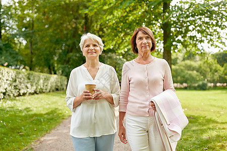 老退休人的两个老妇女朋友喝咖啡沿着夏季公园散步老年女子朋友公园喝咖啡图片