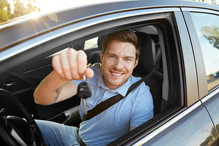 运输,车辆所权快乐的微笑的人司机与钥匙坐车里微笑的人司机,钥匙坐车里图片