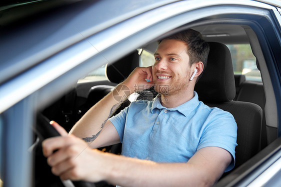 运输,车辆人的人司机与无线耳机无手设备驾驶汽车带无线耳机驾驶汽车的人司机图片