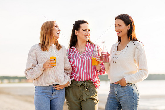 友谊休闲群快乐的轻女女朋友与非酒精饮料夏季海滩上交谈含酒精饮料的轻女人说话图片