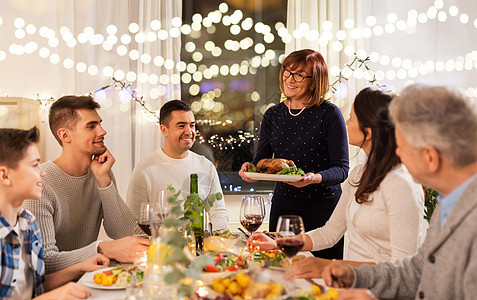 庆祝,节日人们的快乐的家庭家里吃烤鸡晚餐聚会幸福的家庭家里举行晚宴图片