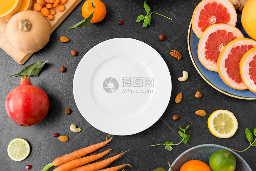 ‘~健康饮食,素食,饮食烹饪空白盘同的蔬菜水果石板桌上石板桌上的盘子蔬菜水果  ~’ 的图片