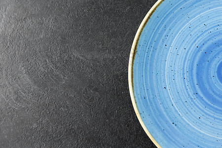 餐桌,餐具饮食蓝色陶瓷板石板背景石板背景上蓝色陶瓷板背景图片