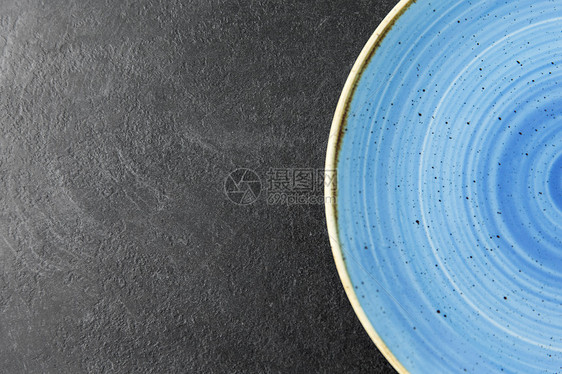 餐桌,餐具饮食蓝色陶瓷板石板背景石板背景上蓝色陶瓷板图片