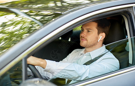 运输,车辆人的人司机与无线耳机无手设备驾驶汽车带无线耳机驾驶汽车的人司机图片