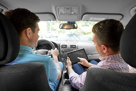 司机课程人的人驾驶学校讲师与平板电脑汽车上汽车驾驶学校讲师轻司机图片