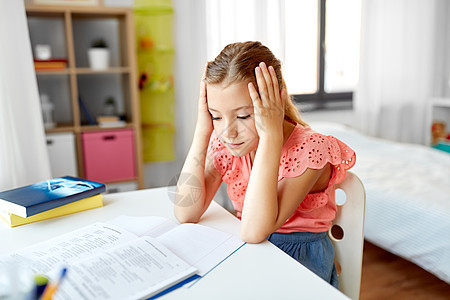 孩子,教育学理念悲伤的学生女孩带着笔记本家悲伤的学生女孩家带笔记本图片