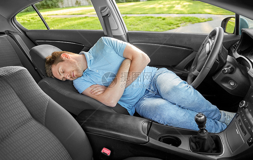 ‘~运输休息驾驶疲倦的人司机睡车里疲倦的人司机睡车里  ~’ 的图片
